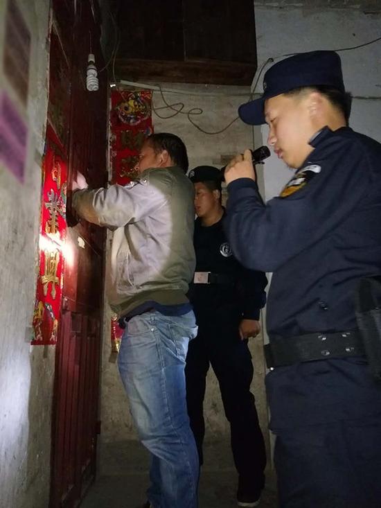 鹰潭粗心妈妈误将幼女锁家中 